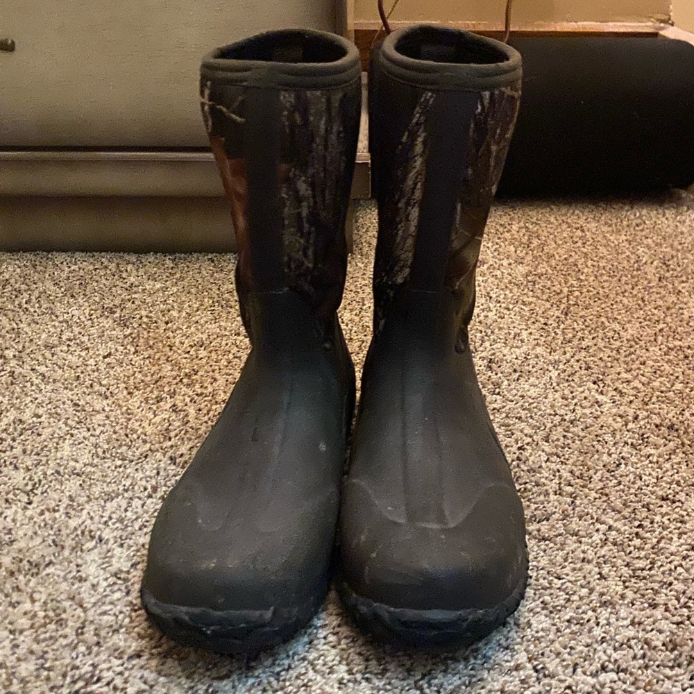 Boys Tamarack Muk Boots. Size 7.